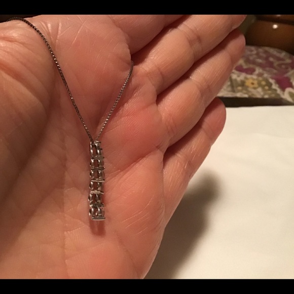 10k 7 DIAMOND JOURNEY PENDANT - Picture 6 of 7
